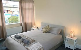 Beach Escape 4 Bedroom House, Sleeps 11, 2 Free Parking, Garden, Wifi, Smart Tv, Newly Decorated